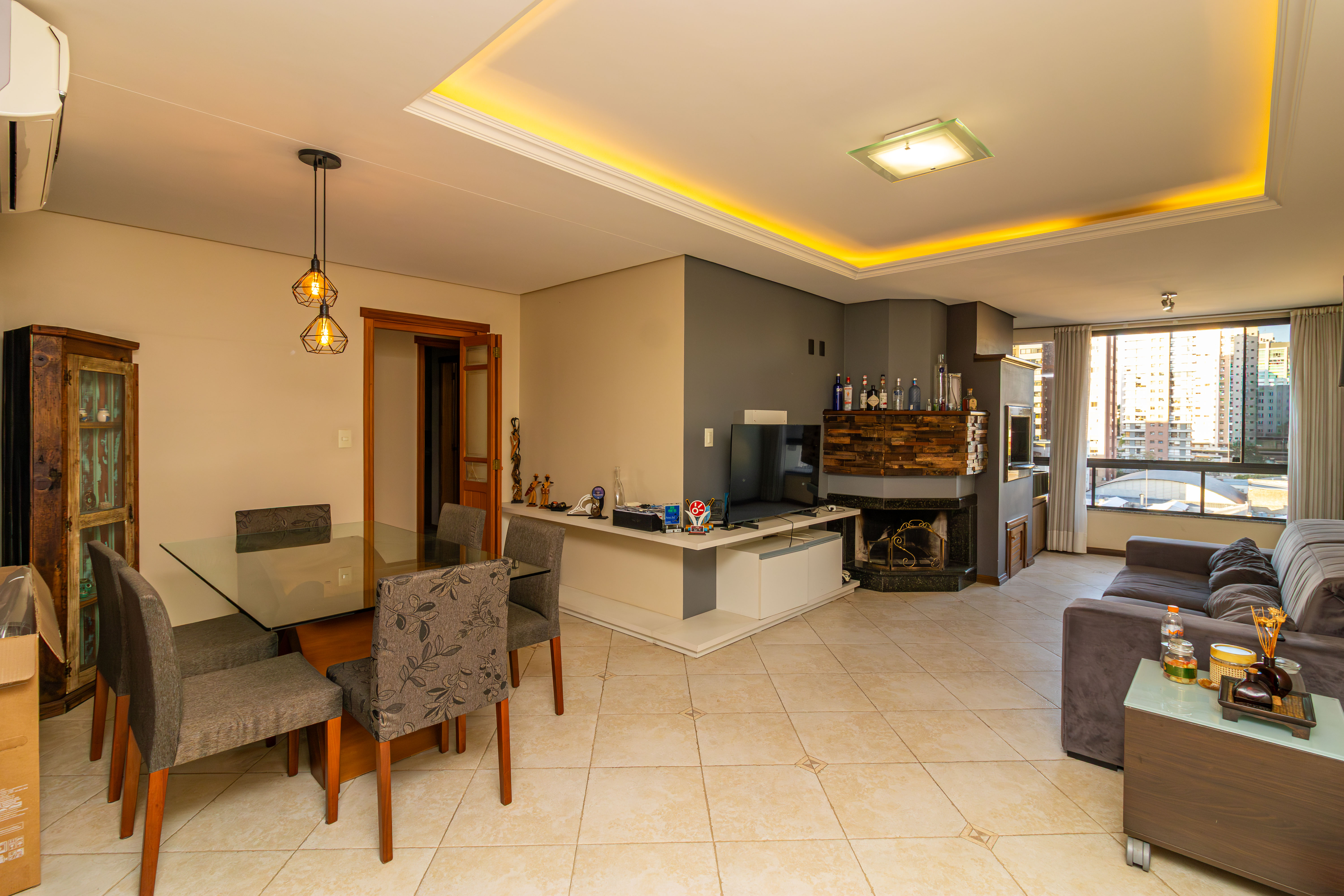 Apartamento no bairro Passo da Areia 3 dormitórios com 2 vagas individuais e depósito