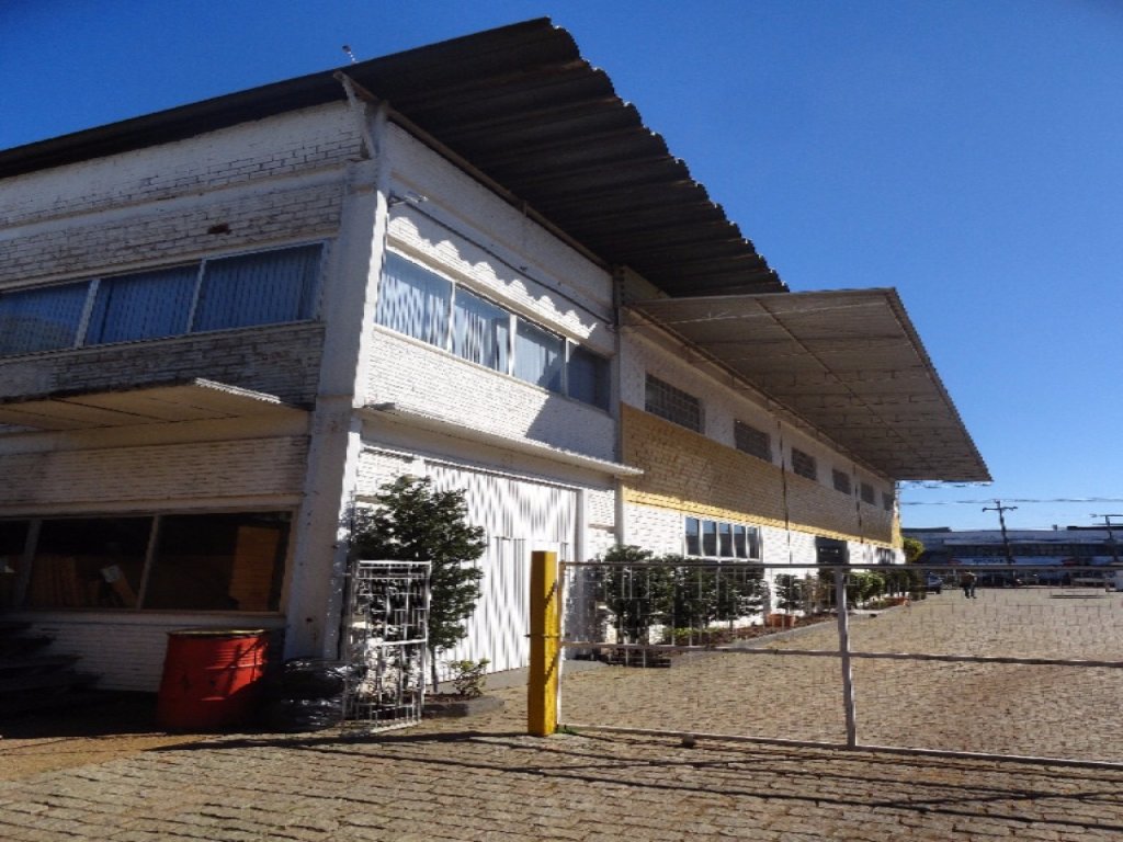 Depósito com 1300m², São João em Porto Alegre