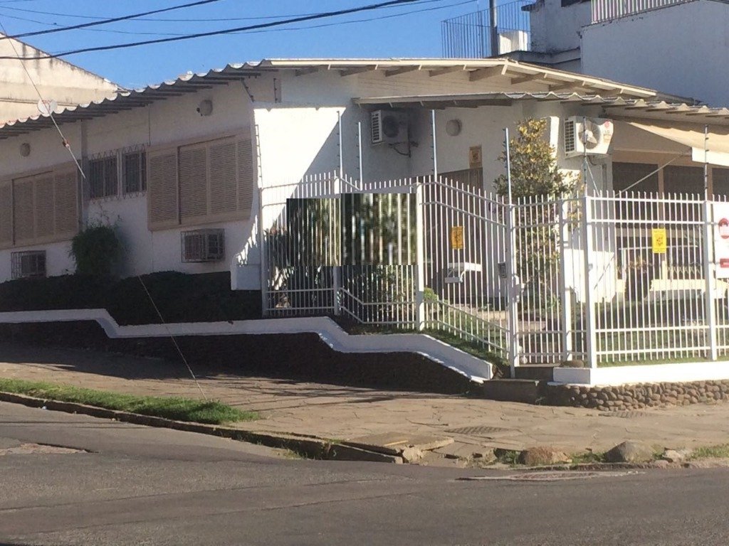 Casa com 180m², 1 dormitório, 3 vagas, Vila Ipiranga em Porto Alegre