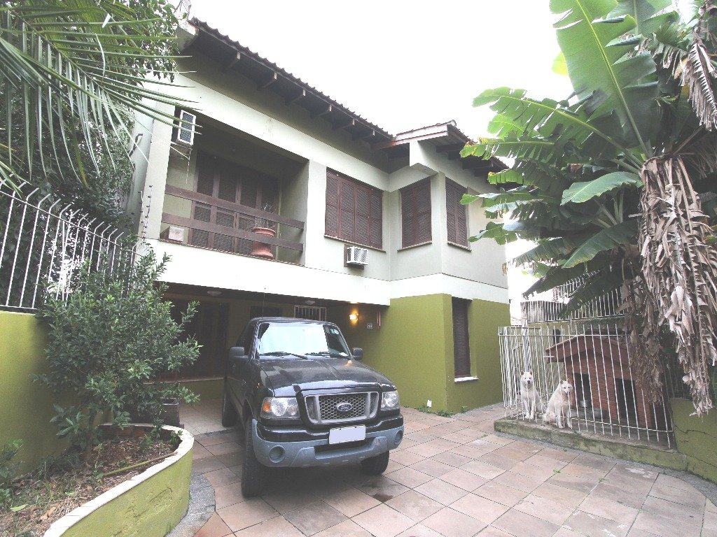 Casa com 420m², 4 dormitórios, 1 suíte, 2 vagas, Chácara Das Pedras em Porto Alegre
