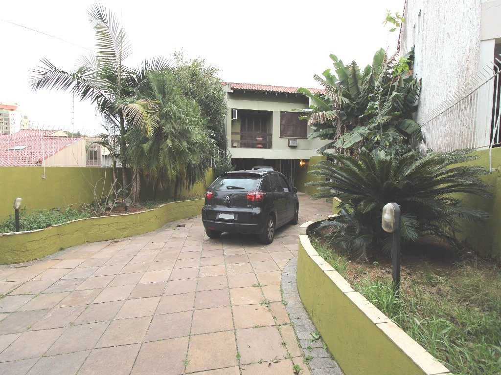 Casa com 420m², 4 dormitórios, 1 suíte, 2 vagas, Chácara Das Pedras em Porto Alegre