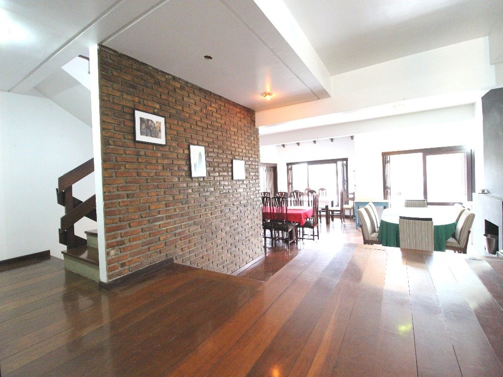 Casa com 420m², 4 dormitórios, 1 suíte, 2 vagas, Chácara Das Pedras em Porto Alegre