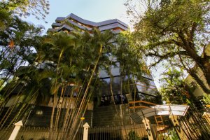 Apartamento com 336m², 3 dormitórios, 1 suíte, 2 vagas, Auxiliadora em Porto Alegre