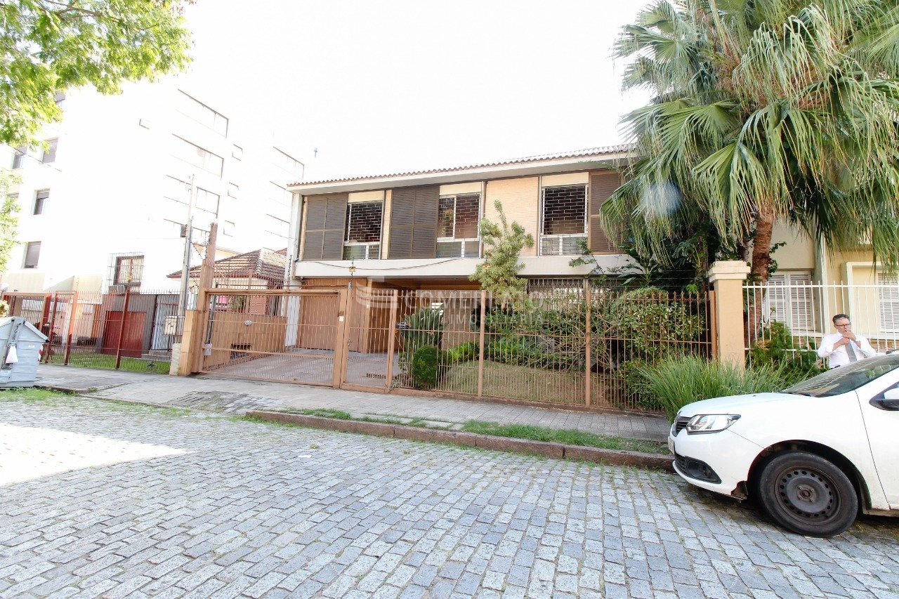 Casa com 600m², 4 dormitórios, 1 suíte, 5 vagas, Rio Branco em Porto Alegre