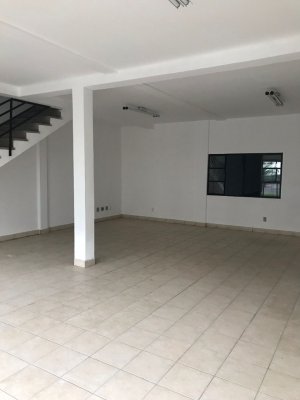 Depósito com 744m², Sarandi em Porto Alegre