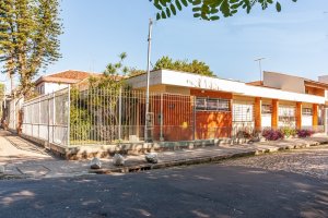 Casa com 330m², 3 dormitórios, 1 suíte, 4 vagas, Vila Ipiranga em Porto Alegre