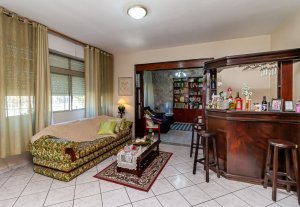 Casa com 330m², 3 dormitórios, 1 suíte, 4 vagas, Vila Ipiranga em Porto Alegre