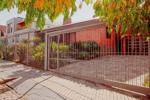 Casa com 350m², 4 dormitórios, 1 suíte, 4 vagas, Três Figueiras em Porto Alegre