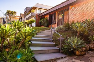 Casa com 350m², 4 dormitórios, 1 suíte, 4 vagas, Três Figueiras em Porto Alegre