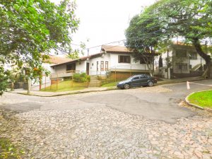 Casa com 189m², 3 dormitórios, 1 suíte, 4 vagas, Vila Ipiranga em Porto Alegre