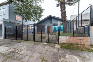 Casa com 330m², 3 dormitórios, 6 vagas, Três Figueiras em Porto Alegre