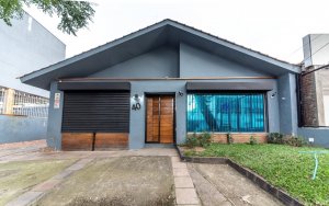 Casa com 330m², 3 dormitórios, 6 vagas, Três Figueiras em Porto Alegre