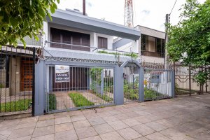 Casa com 252m², 3 dormitórios, 1 suíte, 2 vagas, Rio Branco em Porto Alegre