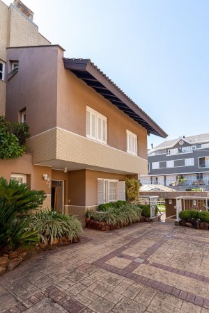 Casa em Condomínio com 337m², 3 dormitórios, 3 suítes, 3 vagas, Chácara Das Pedras em Porto Alegre