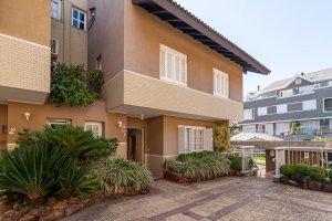 Casa em Condomínio com 337m², 3 dormitórios, 3 suítes, 3 vagas, Chácara Das Pedras em Porto Alegre