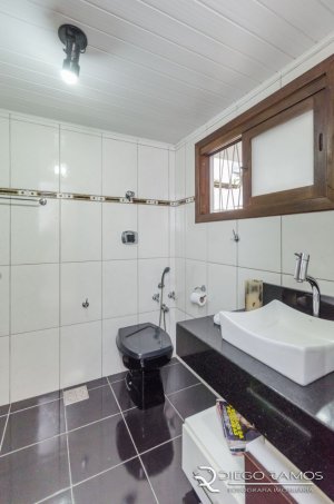 Casa com 216m², 4 dormitórios, 2 suítes, 4 vagas, Menino Deus em Porto Alegre