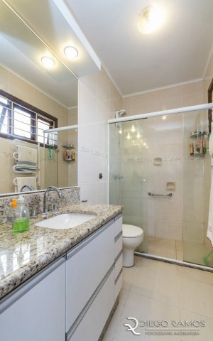 Casa com 248m², 3 dormitórios, 1 suíte, 4 vagas, Petrópolis em Porto Alegre