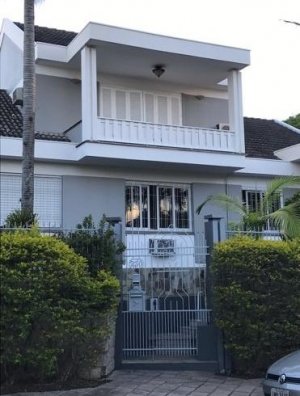 Casa com 470m², 5 dormitórios, 3 suítes, 3 vagas, Três Figueiras em Porto Alegre