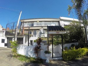 Casa com 366m², 4 dormitórios, 1 suíte, 3 vagas, Três Figueiras em Porto Alegre