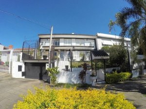 Casa com 366m², 4 dormitórios, 1 suíte, 3 vagas, Três Figueiras em Porto Alegre