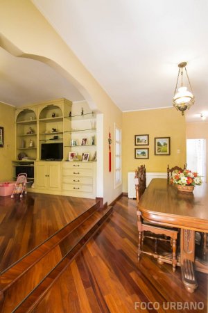 Casa com 265m², 7 dormitórios, 2 suítes, 3 vagas, Petrópolis em Porto Alegre