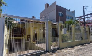Casa com 227m², 4 dormitórios, 1 suíte, 2 vagas, Chácara Das Pedras em Porto Alegre