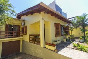 Casa com 227m², 4 dormitórios, 1 suíte, 2 vagas, Chácara Das Pedras em Porto Alegre