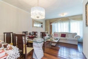 Casa com 227m², 4 dormitórios, 1 suíte, 2 vagas, Chácara Das Pedras em Porto Alegre