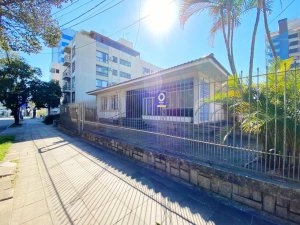 Casa comercial com 568m², 20 vagas, São João em Porto Alegre