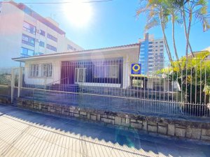 Casa comercial com 568m², 20 vagas, São João em Porto Alegre