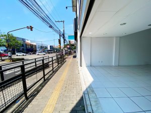 Loja com 132m², Passo Da Areia em Porto Alegre