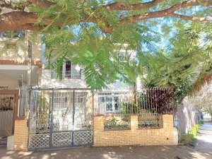 Casa com 235m², 4 dormitórios, 2 vagas, Petrópolis em Porto Alegre