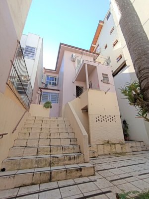 Casa com 235m², 4 dormitórios, 2 vagas, Petrópolis em Porto Alegre