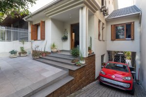 Casa com 240m², 3 dormitórios, 2 vagas, Higienópolis em Porto Alegre