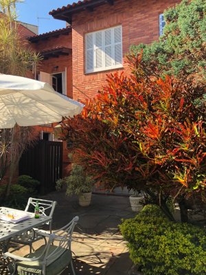 Casa com 337m², 5 dormitórios, 2 suítes, 4 vagas, Rio Branco em Porto Alegre