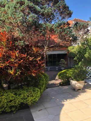 Casa com 337m², 5 dormitórios, 2 suítes, 4 vagas, Rio Branco em Porto Alegre