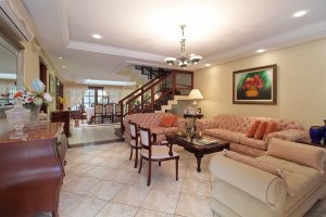 Casa com 381m², 4 dormitórios, 1 suíte, 4 vagas, Chácara Das Pedras em Porto Alegre