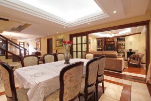 Casa com 381m², 4 dormitórios, 1 suíte, 4 vagas, Chácara Das Pedras em Porto Alegre