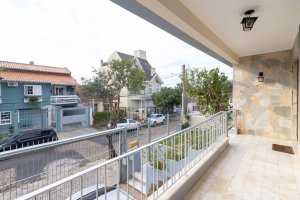 Casa com 169m², 3 dormitórios, 2 vagas, Vila Ipiranga em Porto Alegre