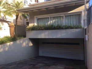 Casa com 245m², 3 dormitórios, 1 suíte, 4 vagas, Jardim Botânico em Porto Alegre