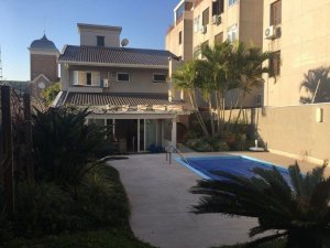 Casa com 245m², 3 dormitórios, 1 suíte, 4 vagas, Jardim Botânico em Porto Alegre