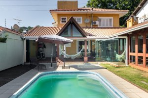 Casa com 246m², 3 dormitórios, 1 suíte, 2 vagas, Vila Ipiranga em Porto Alegre
