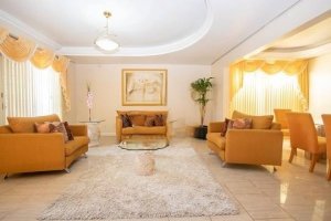 Casa comercial com 190m², 3 vagas, Chácara Das Pedras em Porto Alegre