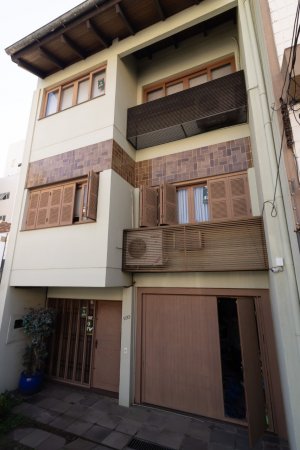 Casa com 444m², 4 dormitórios, 2 suítes, 2 vagas, Petrópolis em Porto Alegre