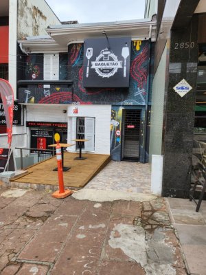 Casa comercial com 254m², 2 vagas, Petrópolis em Porto Alegre