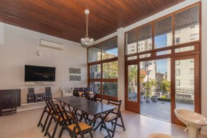 Casa comercial com 238m², 3 vagas, Rio Branco em Porto Alegre