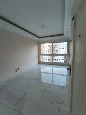 Apartamento com 70m², 2 dormitórios, 1 suíte, 2 vagas, Passo Da Areia em Porto Alegre