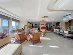 Apartamento com 373m², 4 dormitórios, 4 suítes, 6 vagas, Três Figueiras em Porto Alegre
