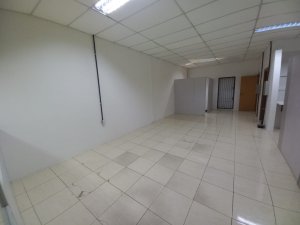 Loja com 156m², Partenon em Porto Alegre